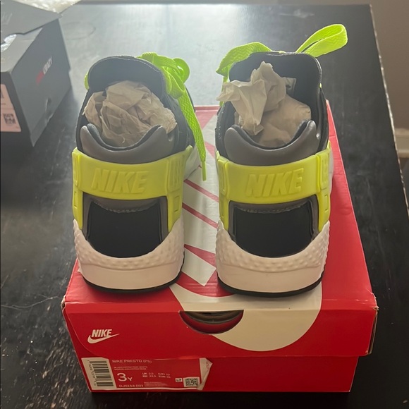 Nike Black and Green Presto - Picture 4 of 5